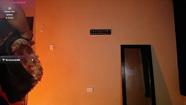 Snapshot of goddess_valXX chatting on 06-08-26, 10:37 goddess valXX online show from 06-08-26, 10:37