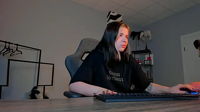 AliceSunday online show from 11-25-25, 02:00