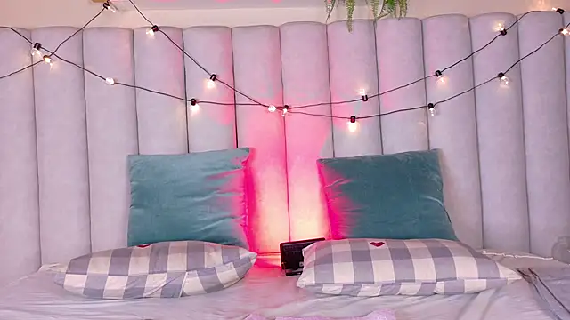 Snapshot of BriaConner_ chatting on 11-20-25, 02:56 BriaConner online show from 11-20-25, 02:56