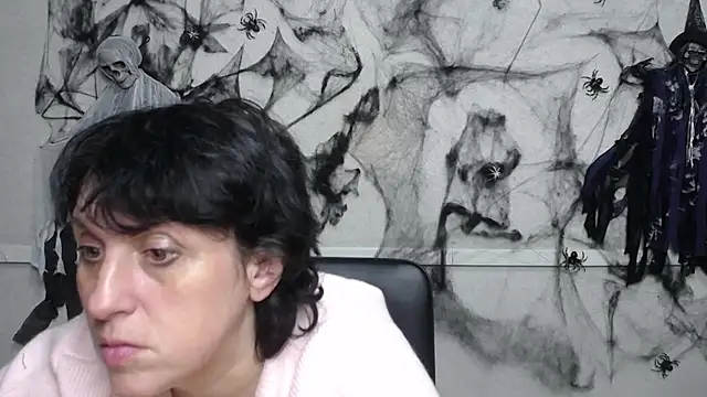 Snapshot of LuciaMii chatting on 10-22-25, 05:02 LuciaMii online show from 10-22-25, 05:02