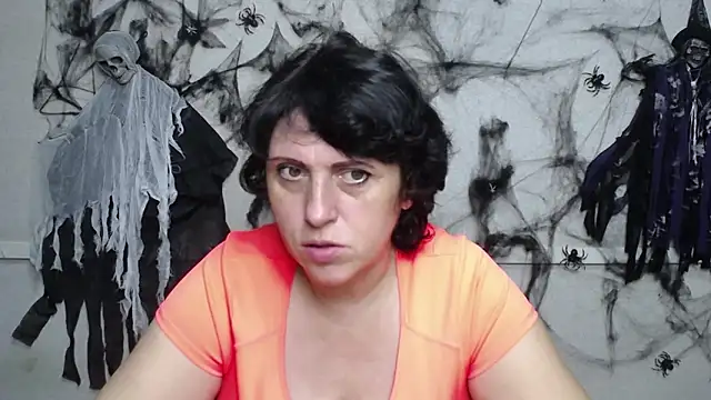 Snapshot of LuciaMii chatting on 10-25-25, 05:04 LuciaMii online show from 10-25-25, 05:04