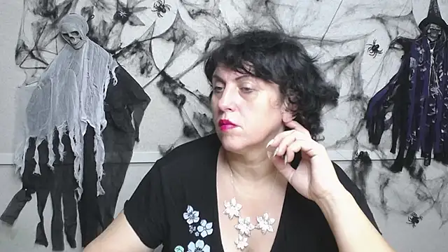 Snapshot of LuciaMii chatting on 11-10-25, 06:12 LuciaMii online show from 11-10-25, 06:12