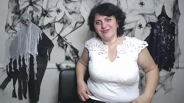 Snapshot of LuciaMii chatting on 11-12-25, 06:14 LuciaMii online show from 11-12-25, 06:14