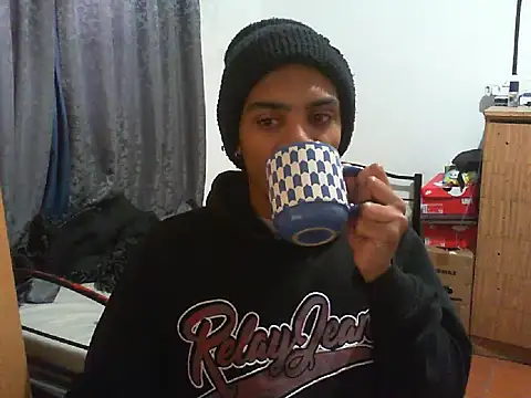 Snapshot of 29YOURZ_28_ chatting on 09-19-25, 06:48 29YOURZ 28 online show from 09-19-25, 06:48