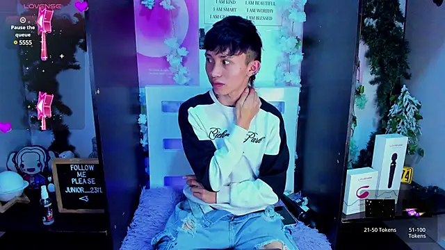 juniior 2311  online show from 02-19-25, 12:03