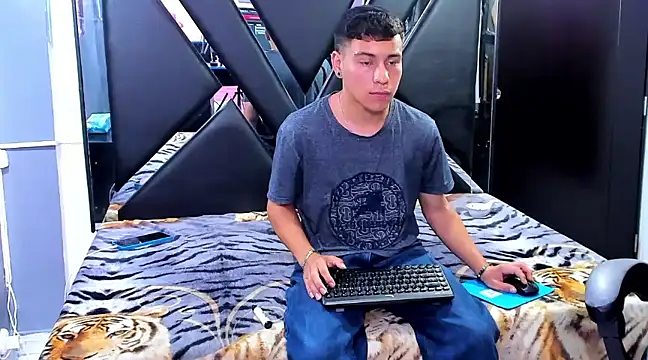 salvadorgomezx online show from 12-23-24, 08:03