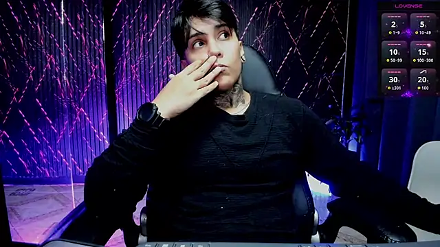 Snapshot of ZhoeStrong chatting on 02-05-26, 11:42 ZhoeStrong online show from 02-05-26, 11:42