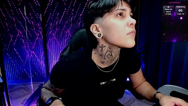 Snapshot of ZhoeStrong chatting on 02-06-26, 11:41 ZhoeStrong online show from 02-06-26, 11:41