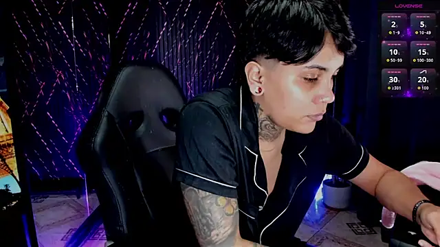 Snapshot of ZhoeStrong chatting on 02-07-26, 04:43 ZhoeStrong online show from 02-07-26, 04:43