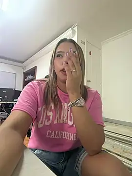 Snapshot of Martina_Miiller chatting on 05-18-26, 01:06 Martina Miiller online show from 05-18-26, 01:06