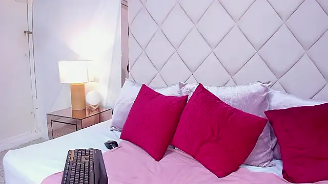 Snapshot of melaniee_jones chatting on 02-04-26, 05:08 melaniee jones online show from 02-04-26, 05:08