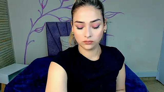 Snapshot of DahliaMoore chatting on 01-17-25, 07:38 DahliaMoore online show from 01-17-25, 07:38