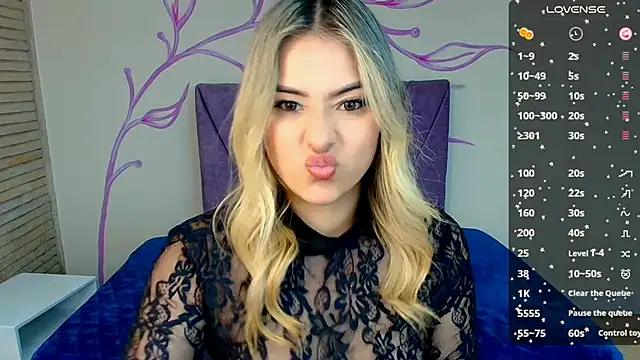 Snapshot of DahliaMoore chatting on 01-25-25, 08:21 DahliaMoore online show from 01-25-25, 08:21