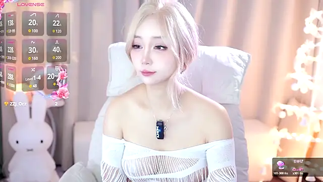 Snapshot of UUKiss_ chatting on 10-23-25, 03:22 UUKiss online show from 10-23-25, 03:22