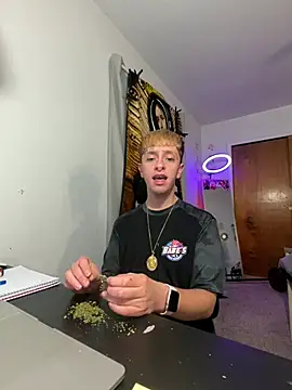 Snapshot of twentywithafelonyy chatting on 12-16-24, 02:57 twentywithafelonyy online show from 12-16-24, 02:57