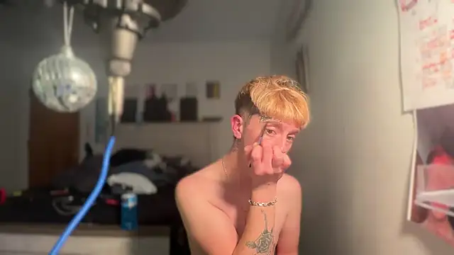 Snapshot of twentywithafelonyy chatting on 02-26-25, 08:04 twentywithafelonyy online show from 02-26-25, 08:04