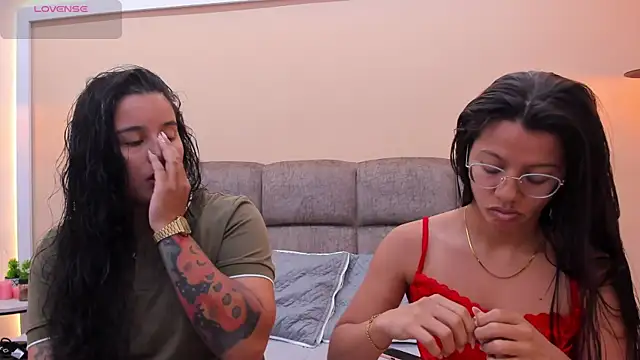 Snapshot of Dilan_y_Mia chatting on 12-19-24, 01:51 Dilan y Mia online show from 12-19-24, 01:51