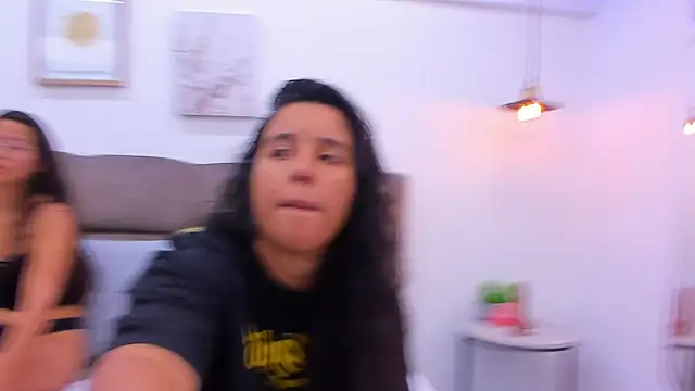 Snapshot of Dilan_y_Mia chatting on 02-08-25, 06:22 Dilan y Mia online show from 02-08-25, 06:22