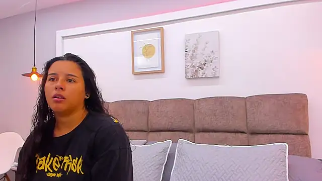 Snapshot of Dilan_y_Mia chatting on 03-13-25, 12:35 Dilan y Mia online show from 03-13-25, 12:35