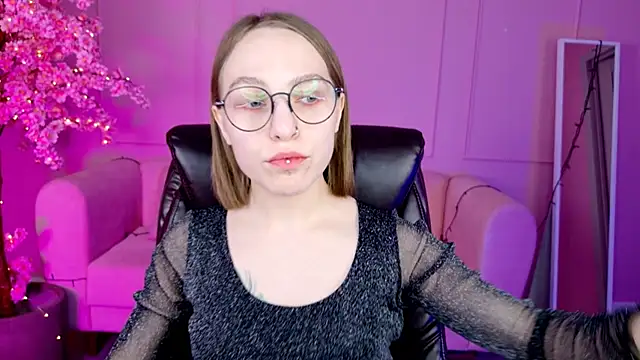 Snapshot of AphexQueen chatting on 01-28-25, 04:19 AphexQueen online show from 01-28-25, 04:19