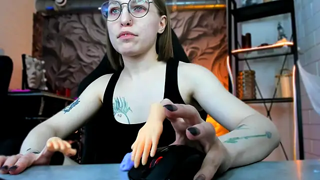 Snapshot of AphexQueen chatting on 02-03-25, 04:10 AphexQueen online show from 02-03-25, 04:10