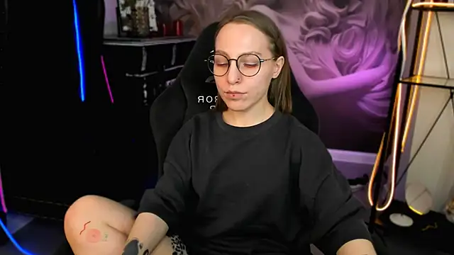 Snapshot of AphexQueen chatting on 02-14-25, 04:09 AphexQueen online show from 02-14-25, 04:09