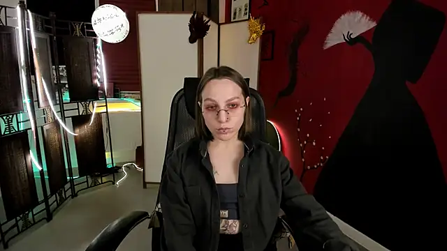 Snapshot of AphexQueen chatting on 03-08-25, 01:03 AphexQueen online show from 03-08-25, 01:03