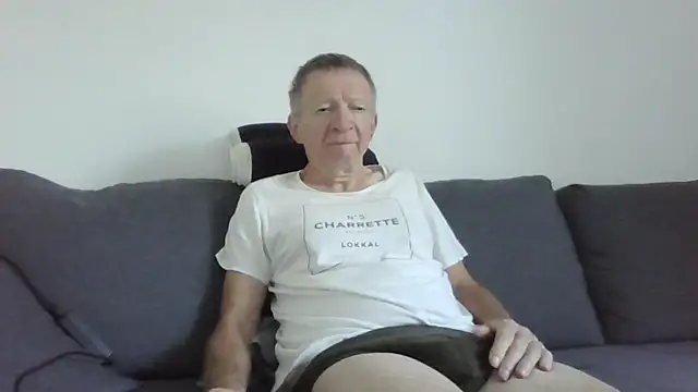 Snapshot of naturiste974 chatting on 06-07-26, 05:22 naturiste974 online show from 06-07-26, 05:22