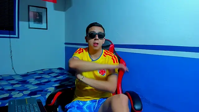 Snapshot of maxowens_oficial chatting on 06-18-26, 08:03 maxowens oficial online show from 06-18-26, 08:03