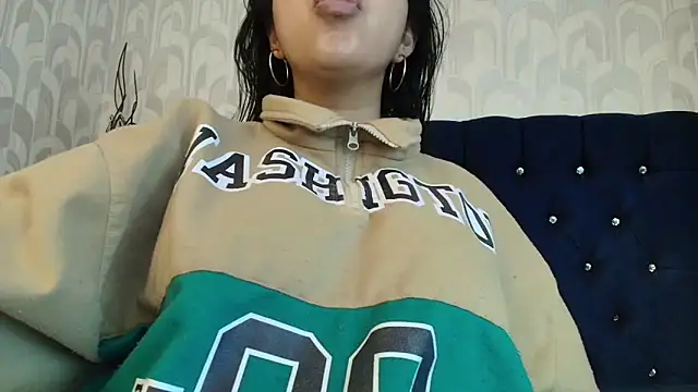 Snapshot of CarolineBrunx chatting on 05-26-26, 08:38 CarolineBrunx online show from 05-26-26, 08:38