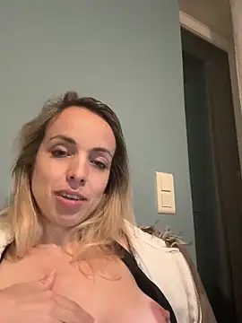 Snapshot of Annelibre chatting on 11-01-25, 12:01 Annelibre online show from 11-01-25, 12:01