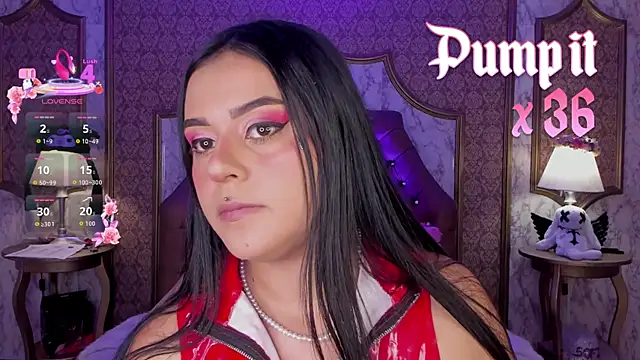 Snapshot of SoffiQueen chatting on 04-28-26, 02:22 SoffiQueen online show from 04-28-26, 02:22