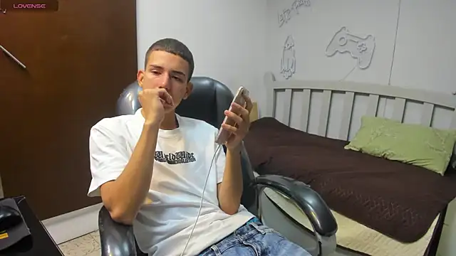 Snapshot of JackSwan18 chatting on 09-28-25, 04:29 JackSwan18 online show from 09-28-25, 04:29