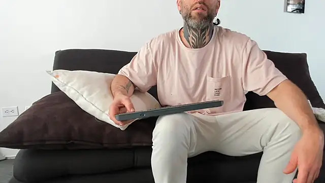 Snapshot of Antoniohot2024 chatting on 02-26-25, 04:56 Antoniohot2024 online show from 02-26-25, 04:56