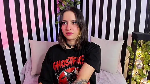 Snapshot of liz_goth chatting on 05-29-26, 02:15 liz goth online show from 05-29-26, 02:15