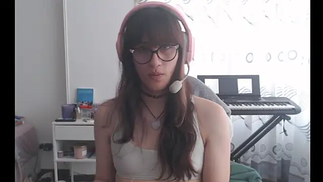 Snapshot of Alice_love29 chatting on 05-23-26, 04:44 Alice love29 online show from 05-23-26, 04:44