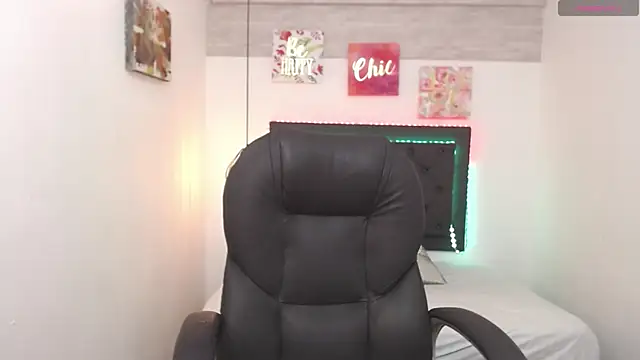 Snapshot of Nahomi-Hill chatting on 01-11-25, 09:04 Nahomi-Hill online show from 01-11-25, 09:04