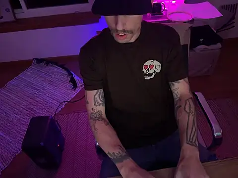 Snapshot of RuffClvb chatting on 11-20-25, 08:14 RuffClvb online show from 11-20-25, 08:14