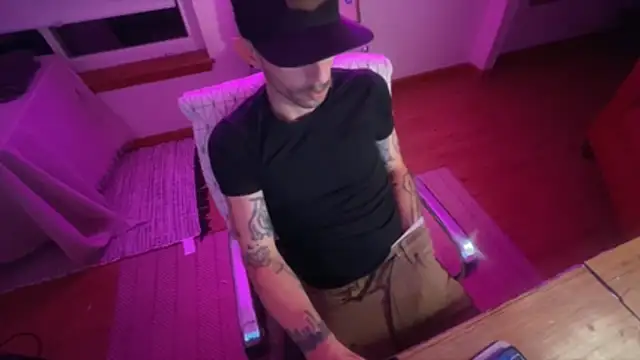 Snapshot of RuffClvb chatting on 12-23-25, 08:12 RuffClvb online show from 12-23-25, 08:12