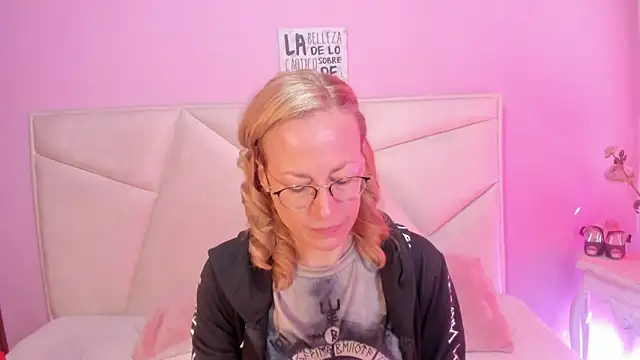 Snapshot of SammySanders chatting on 09-21-25, 01:35 SammySanders online show from 09-21-25, 01:35