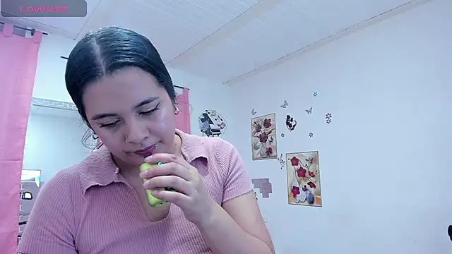 Snapshot of SophieWoods_ chatting on 12-20-24, 03:42 SophieWoods  online show from 12-20-24, 03:42