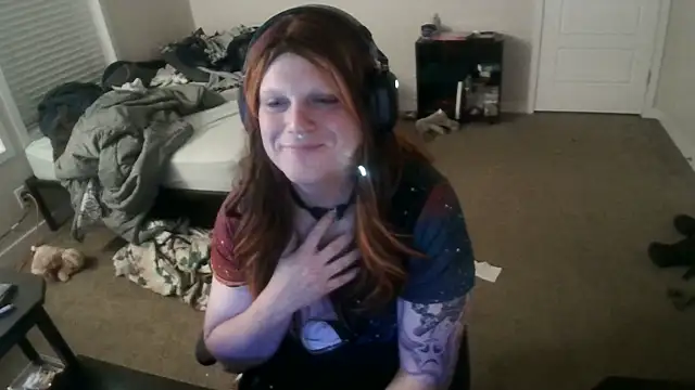 Snapshot of EmberLee chatting on 02-18-25, 05:31 EmberLee online show from 02-18-25, 05:31