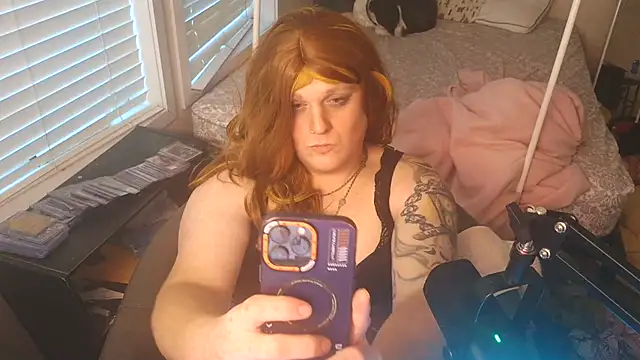 Snapshot of EmberLee chatting on 12-05-25, 12:58 EmberLee online show from 12-05-25, 12:58