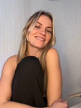 Snapshot of Milla__one chatting on 02-18-26, 02:35 Milla one online show from 02-18-26, 02:35