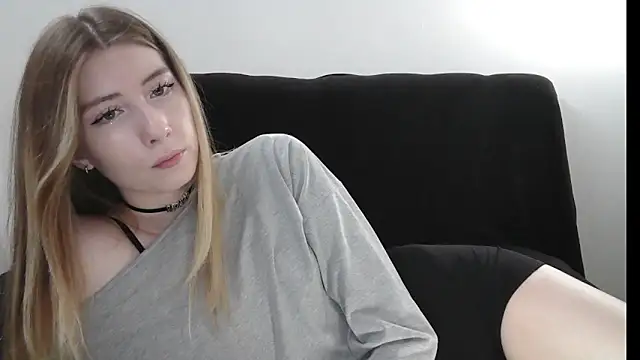 Snapshot of ErikaShyy chatting on 05-19-26, 12:11 ErikaShyy online show from 05-19-26, 12:11