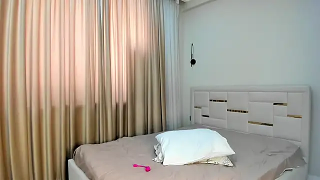 Lola Peach online show from 03-16-26, 05:44