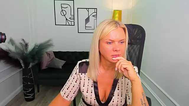 AgathaKlouin online show from 01-18-26, 07:17