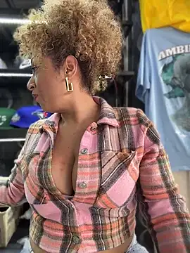 Snapshot of Katti_Barrera chatting on 06-22-26, 07:00 Katti Barrera online show from 06-22-26, 07:00