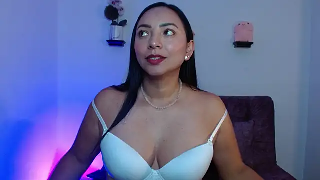 Snapshot of Emmi_Cam chatting on 02-27-25, 02:10 Emmi Cam online show from 02-27-25, 02:10