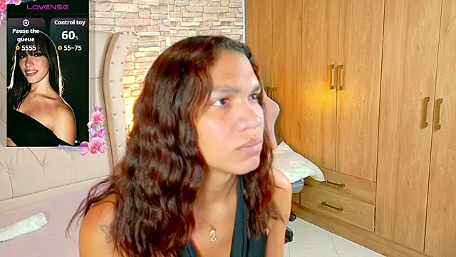 Snapshot of Sara-Smith- chatting on 07-11-26, 11:24 Sara-Smith- online show from 07-11-26, 11:24